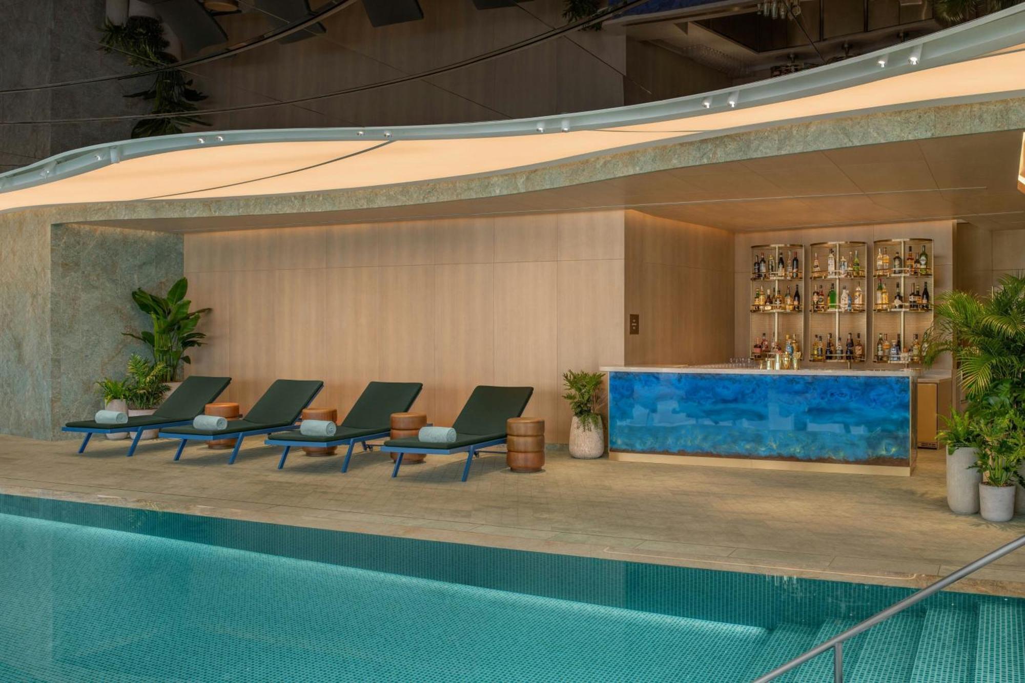 W Macau - Studio City Exteriér fotografie The pool at the hotel